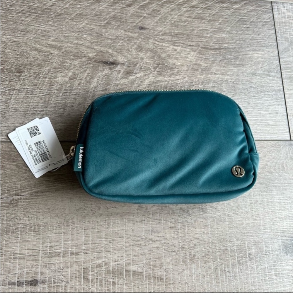 NWT Green Jasper Velour Velvet Gold Hardware
Lululemon Everywhere Belt Bag - Picture 2 of 2